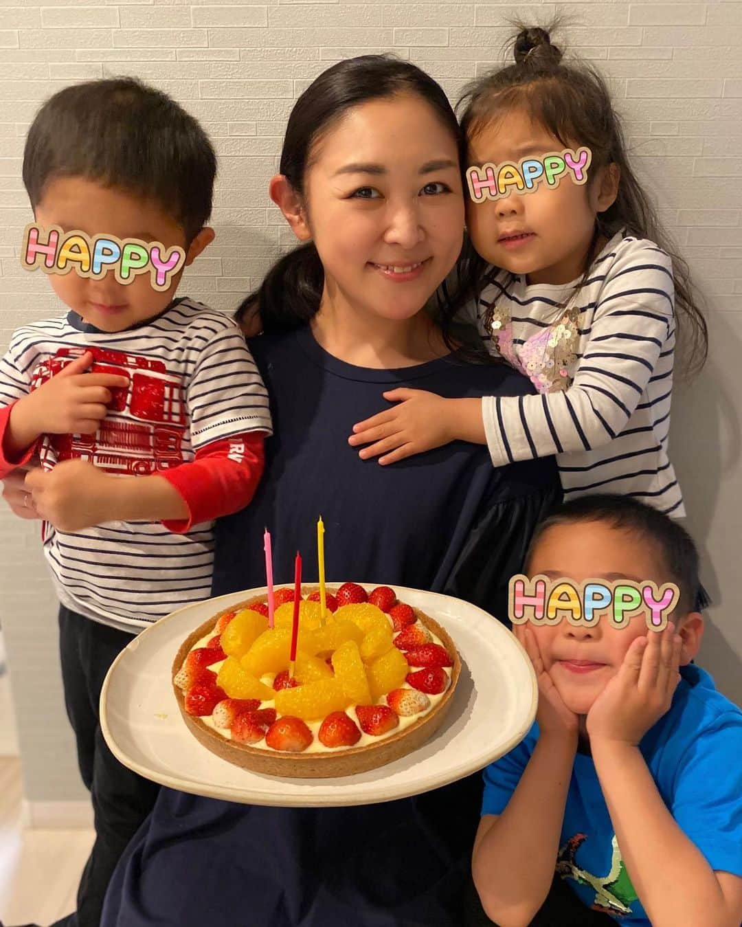 美夢ひまりさんのインスタグラム写真 - (美夢ひまりInstagram)「3/31🎂本日誕生日でした…❗️  主人と子どもたちで、 タルトを作ってくれました…。  ありがたいですねぇ。 本当にありがたい。 家族全員元気に過ごせて幸せです☺️  今日はたくさんの方がラインやメッセージを送ってくださり、とても嬉しかったです。  40歳‼️ 良い大人です😂 自覚と責任を持って、家族を支えていけたらと思います…✊  皆さま、引き続きよろしくお願いいたします❤️  #誕生日 #感謝 #両親に感謝する日」3月31日 23時25分 - himari_miyume