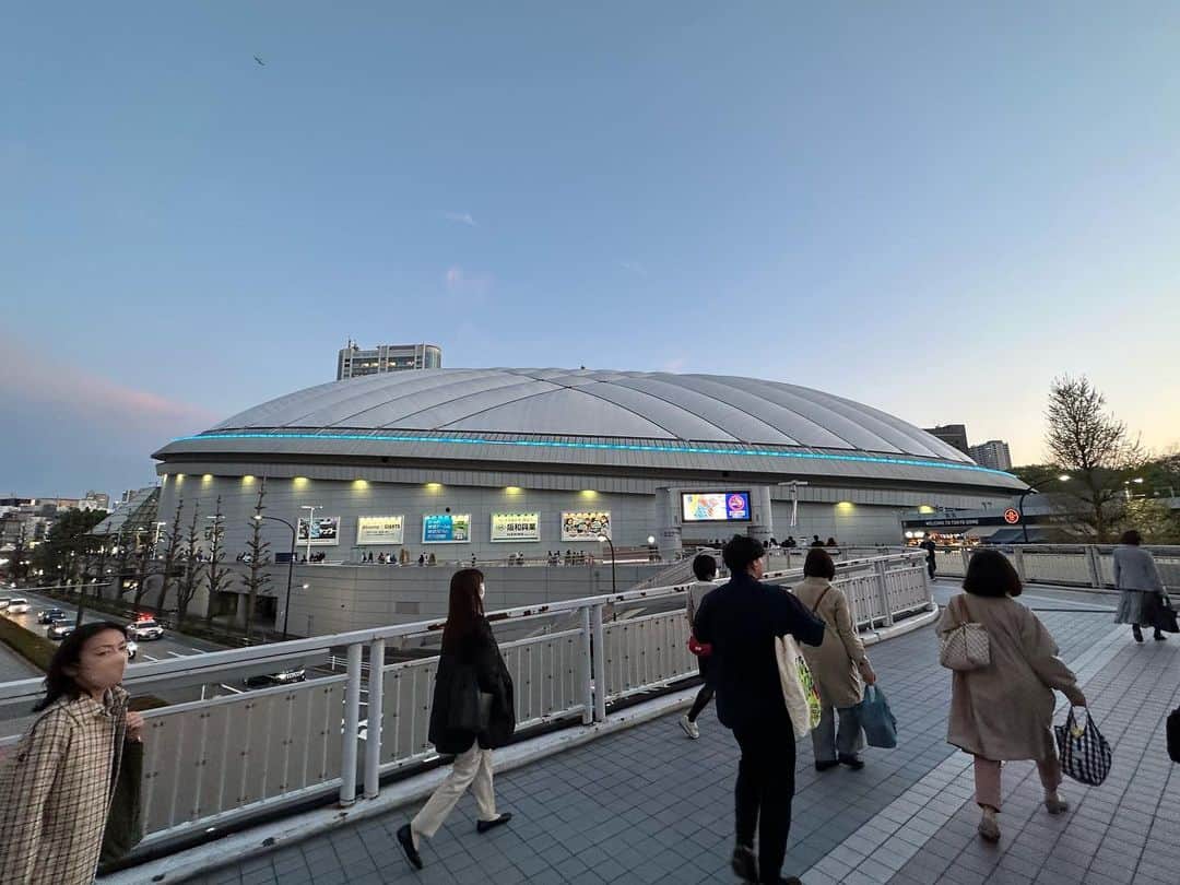 津田大介のインスタグラム：「人生初の開幕戦リアル観戦で劇的な逆転勝利。明日からの来年度はいいことありそう……。」