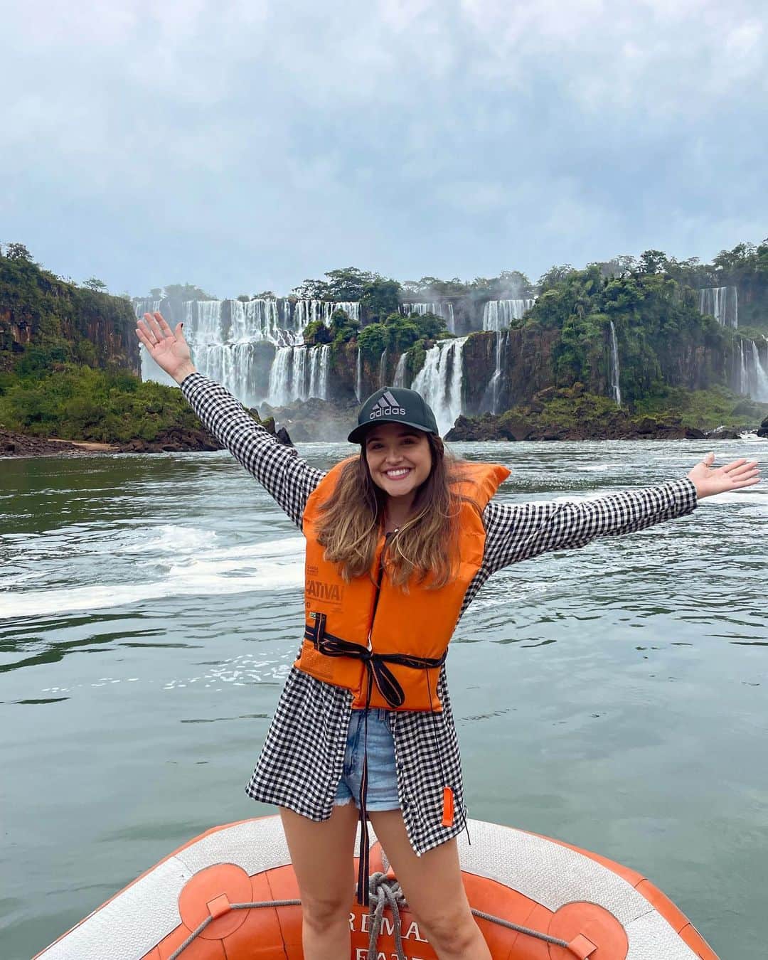 ジュリアナパイヴァのインスタグラム：「Aiai Foz vc me encantou!🥰🙌🏼 Ontem foi dia de navegar entre as Cataratas e sentir de perto a natureza pulsante! E o dia terminou lindo com um por do sol  daqueles no marco das três fronteiras (Brasil, Paraguai e Argentina)! Difícil n se apaixonar, né?❤️✨」
