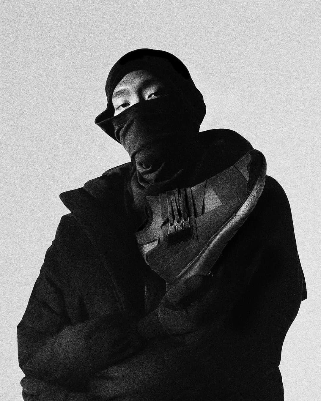 ワイスリーのインスタグラム：「Y-3 QASA HIGH.  A monochromatic palette refresh sees the classic silhouette return in triple black and triple white.  Available now at select retailers, coming soon on adidas.com and CONFIRMED.  #adidas #Y3 #YohjiYamamoto」