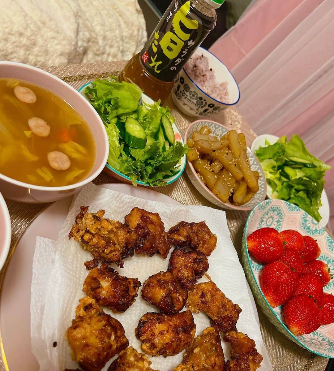 のインスタグラム：「載せるほどでもない自炊日記。 カルディの「サラダの旨たれ」がおいしすぎる。  #料理初心者 #褒めてケロ」