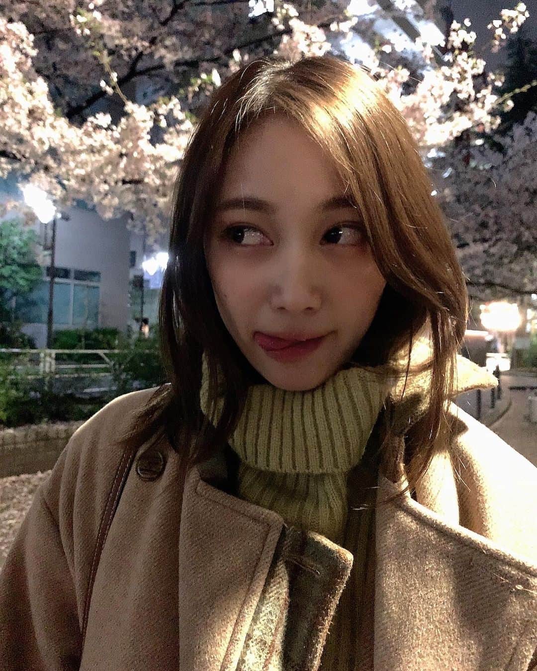 中村ゆりかのインスタグラム：「@okada_yui_official  皆さんはお花見したかな？ この間ゆいが桜と一緒に撮ってくれた🌸  一緒にお仕事してた時ね、 ゆいのいる現場に行くのが楽しみだったの、 ふと思い出した🌙 また会いたくなる。。」