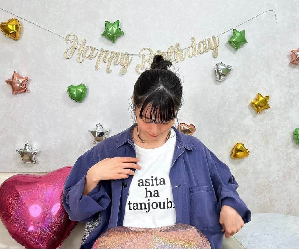 深川麻衣 のインスタグラム：「🎂 数日前の、オフィシャルサイトでの誕生日記念配信。 今回もゆるい時間となりましたが、見てくださったみなさま本当にありがとうございました✨ アーカイブも残るみたいなのでぜひ。 マネージャーさん達がサプライズで可愛く飾り付けしてくださっていて嬉しかったなぁ😢  早いもので明日から4月ですね。 そろそろ暖かくなるかなー？」