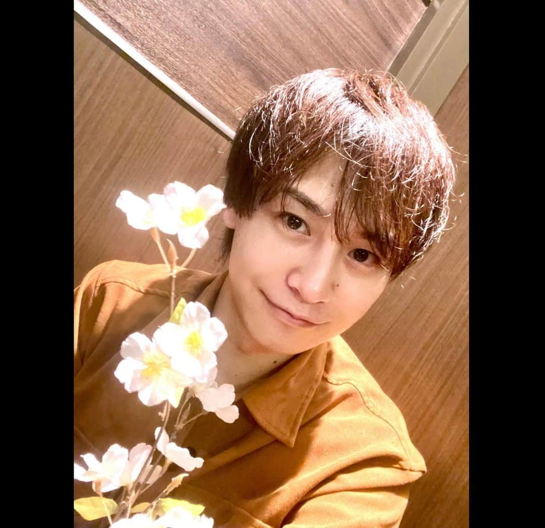 小澤亮太のインスタグラム：「明日から4月🌸  新年度ですねー✨  近々新生活が始まる方も多いのではないでしょうか💡  桜も歓迎してますね🌸  新たな出会いや環境、楽しんでください👍  噛み切りました✂️  いつもありがとうございます😊  #新年度 #lomalia #ヘアサロン」