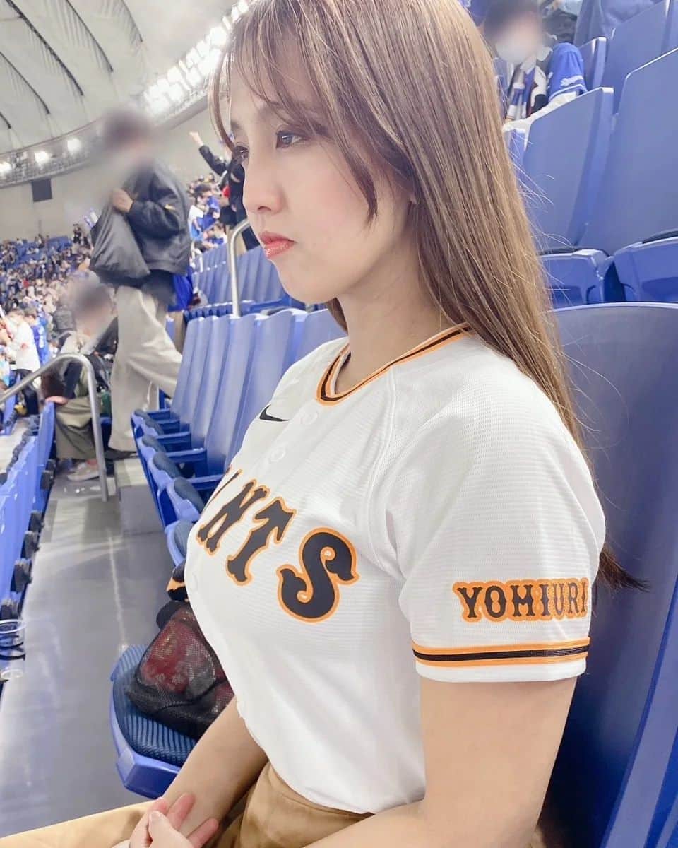 日里麻美のインスタグラム：「* 開幕を主張  今日はセ・リーグ開幕！  応援しているジャイアンツは 逆転したけど 耐えきれず、負けてしまいました。。。  シーズンは始まったばっかり！ 初戦勝ちたかったけど、シーズン終わりに優勝してればオッケー！  負けてぼーーっと動けなかった　 でもしょっく  * *  【販売中】 💠抑えきれない胸の鼓動　DVD & Blu-ray Amazonなどで購入できます 💠グラビア学園　グラビア動画&デジタル写真集　Amazon、DMMで購入できます  【TV、Web】 💠さまぁ～ずチャンネル　『訳あり女』『アシスタントオーディション』  💠YouTube　『ひさっちゃんねる』で検索  💠チョコブラABEMA限定動画  💠Abema「BAZOOKA!!!」#12  【イベント】 💠4/13 まーすた下北沢店🀄 * * ** #ジャイアンツ  #着衣でも主張　#giants #37歳グラビア #おっぱいの大きいお姉さんは好きですか #hisato　#ジャイアンツ #奪回」