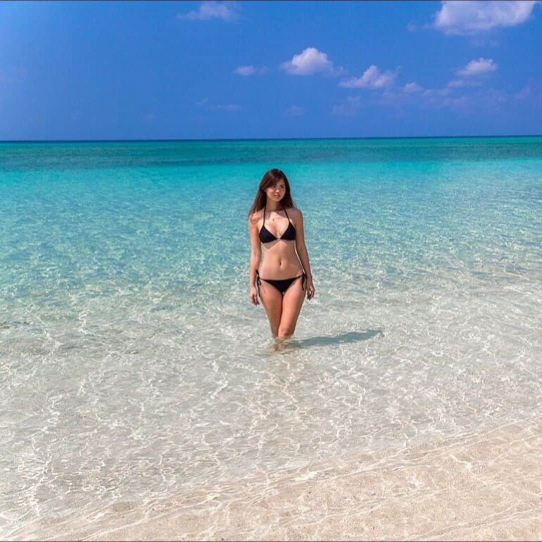 はなざわあさこさんのインスタグラム写真 - (はなざわあさこInstagram)「石垣島は そろそろ海開き 夏が来るねっ🍉  私の直腸手術後のお腹グルグルが なかなかシブトい🙀 朝は何回もトイレに行きたくなるのが 辛くて、、😵‍💫😵‍💫😵‍💫 岡山の病院へ、何とかならないかしらと電話したら、 直腸が短くなったんだから頻回にトイレに行きたくそりゃなるよ〜🤗そんなに出ないのにね〜😗❤️ 体が慣れると2ヶ月くらいで治るよ〜🤙🏾 ってあっさり当たり前体操なお返事😂  そっか😂💕💕💕 じゃあそれは仕方ないね🙀🙀🙀  日に日に治りますよぅに🙄❤️ おやすみなさい💤😴🌙 ｼｬｰ ฅ(`ꈊ´ฅ)  #ishigaki #okinawa #石垣島 #沖縄 #直腸切断術 #術後 #海開き #夏本番 #夏 #夏休み #夏休みの過ごし方 #bikini #model #モデル #ビキニ #japanesegirl #japanesmodel #ポートレート #asianmodel #日本の絶景」3月31日 23時58分 - asakohanazawa