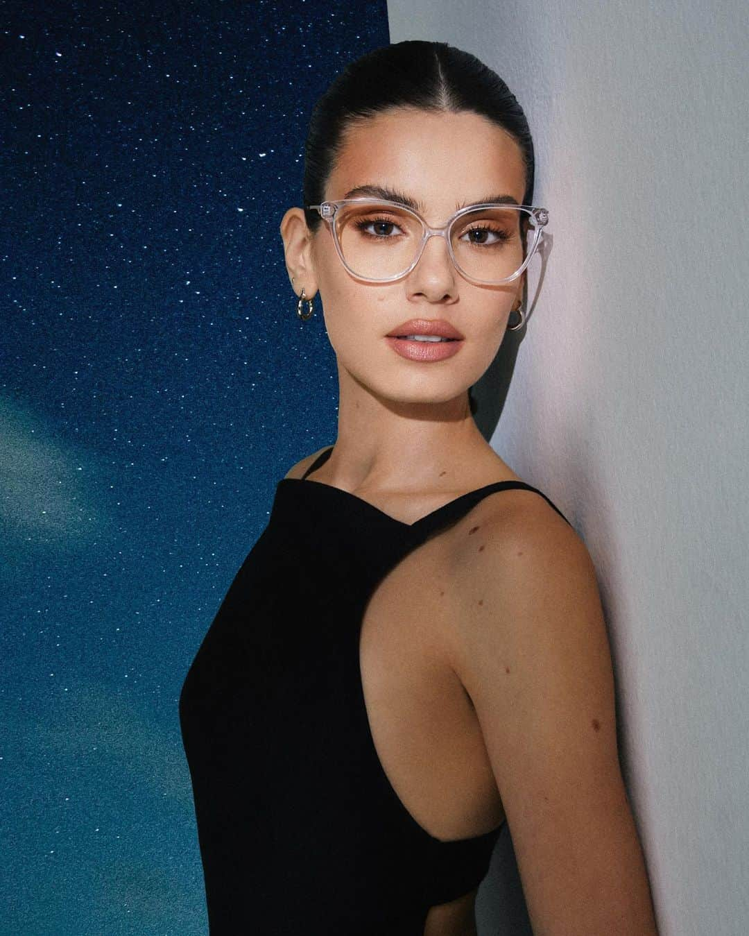 Camila Queirozのインスタグラム：「✨ANTARES  Gateado, slim e moderno. Peça essencial para a sua coleção.  Minha coleção com a @colccieyewear  #ColcciEyewearbyCQ」