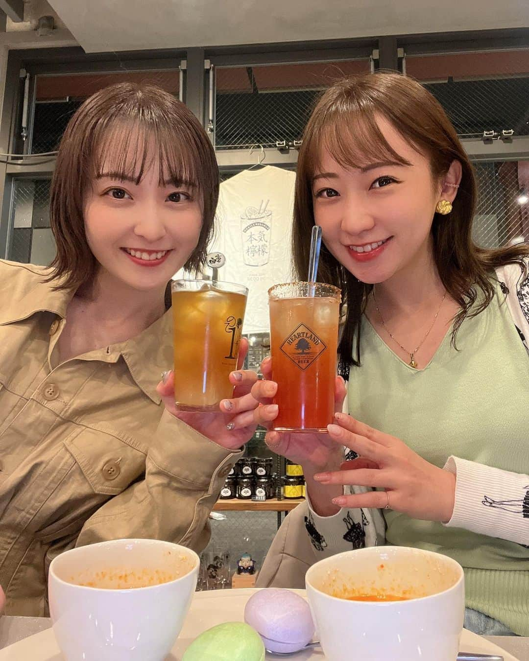 住吉史衣さんのインスタグラム写真 - (住吉史衣Instagram)「.  今日オープンした高円寺のごはんやさん『この一杯のために。』レセプションにご招待いただきました🍴✨  高円寺はあまり行かないし、この日は雨で迷ったらどうしよと思ってたんだけど、高架下のお店だったから迷わず、ほとんど濡れず行けました🥹🙏  おしゃれな店内で、テラスのお席もあって、これからの季節お外でビールが気持ち良いからいいよね🍺 ブランケットも用意してくれてて涼しくても安心🫶  お料理もお酒も品揃えが豊富だから私のおすすめを紹介します💁🏻‍♀️  お酒はスパイスクラマト白ホッピーとりんごハイボール🍎  スパイスクラマト白ホッピーはこれだけでつまみ&お酒みたいな感じでスパイスがめっちゃ良いアクセントになってた！ りんごハイボールは甘いけどさっぱりしてて、お酒苦手な人にも飲みやすいと思う🥃  ご飯はエビカニ合戦とこのいち盛り❣️  エビカニ合戦はソフトシェルとソフトシュリンプがめちゃくちゃ美味しい〜🥹ソースでお酒も進む🍻 このいち盛り(この一杯のために。盛り)は小鉢がいくつかあるんだけど、中でも目の前で蒸してくれてたシュウマイが美味しかった🤤💕  『この一杯のために。』 東京都杉並区高円寺南３丁目７０−２   PR @konoichi_koenji #高円寺居酒屋 #高円寺飲み #高円寺ランチ #阿佐ヶ谷グルメ #荻窪グルメ #吉祥寺グルメ #この一杯のために。 #高円寺グルメ #ふみと乾杯 #ふーみん食べ歩き #ハイボール #ホッピー #高円寺 #中央線グルメ #中央線」3月31日 23時56分 - fumie_0426