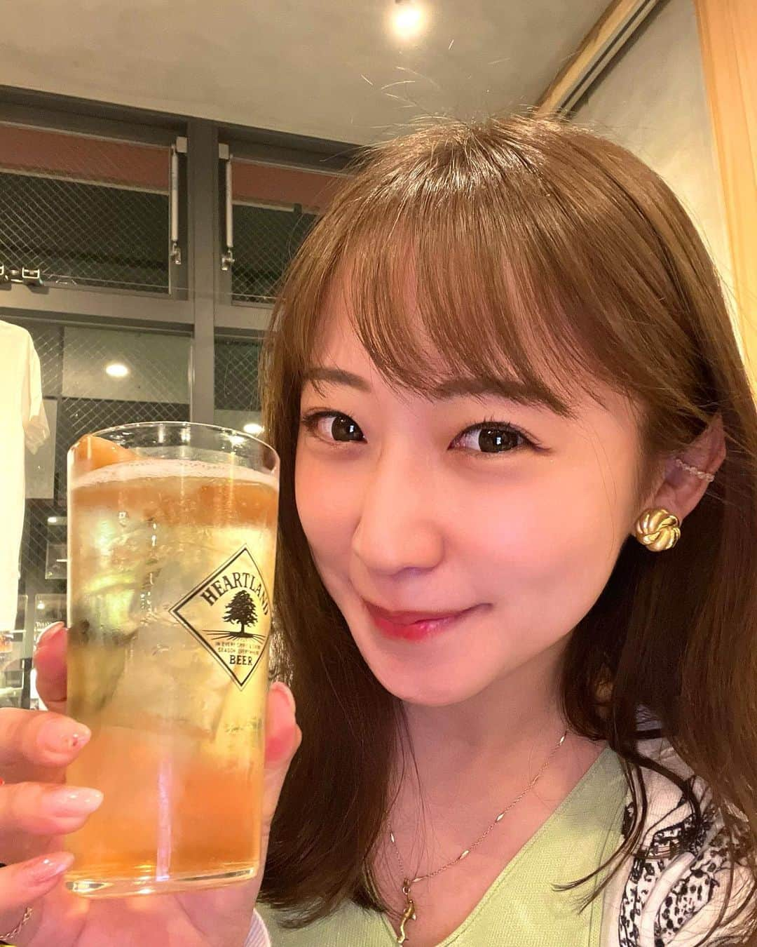 住吉史衣のインスタグラム：「.  今日オープンした高円寺のごはんやさん『この一杯のために。』レセプションにご招待いただきました🍴✨  高円寺はあまり行かないし、この日は雨で迷ったらどうしよと思ってたんだけど、高架下のお店だったから迷わず、ほとんど濡れず行けました🥹🙏  おしゃれな店内で、テラスのお席もあって、これからの季節お外でビールが気持ち良いからいいよね🍺 ブランケットも用意してくれてて涼しくても安心🫶  お料理もお酒も品揃えが豊富だから私のおすすめを紹介します💁🏻‍♀️  お酒はスパイスクラマト白ホッピーとりんごハイボール🍎  スパイスクラマト白ホッピーはこれだけでつまみ&お酒みたいな感じでスパイスがめっちゃ良いアクセントになってた！ りんごハイボールは甘いけどさっぱりしてて、お酒苦手な人にも飲みやすいと思う🥃  ご飯はエビカニ合戦とこのいち盛り❣️  エビカニ合戦はソフトシェルとソフトシュリンプがめちゃくちゃ美味しい〜🥹ソースでお酒も進む🍻 このいち盛り(この一杯のために。盛り)は小鉢がいくつかあるんだけど、中でも目の前で蒸してくれてたシュウマイが美味しかった🤤💕  『この一杯のために。』 東京都杉並区高円寺南３丁目７０−２   PR @konoichi_koenji #高円寺居酒屋 #高円寺飲み #高円寺ランチ #阿佐ヶ谷グルメ #荻窪グルメ #吉祥寺グルメ #この一杯のために。 #高円寺グルメ #ふみと乾杯 #ふーみん食べ歩き #ハイボール #ホッピー #高円寺 #中央線グルメ #中央線」