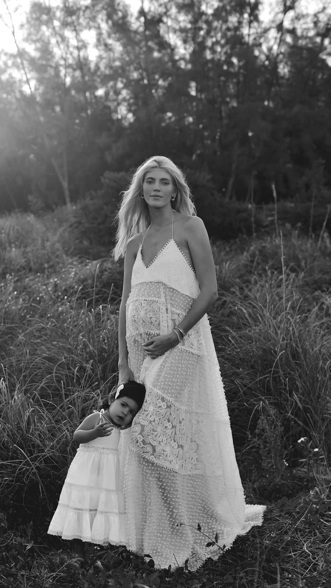 のインスタグラム：「A little BTS from my maternity shoot! Soon to be a family of 4!」