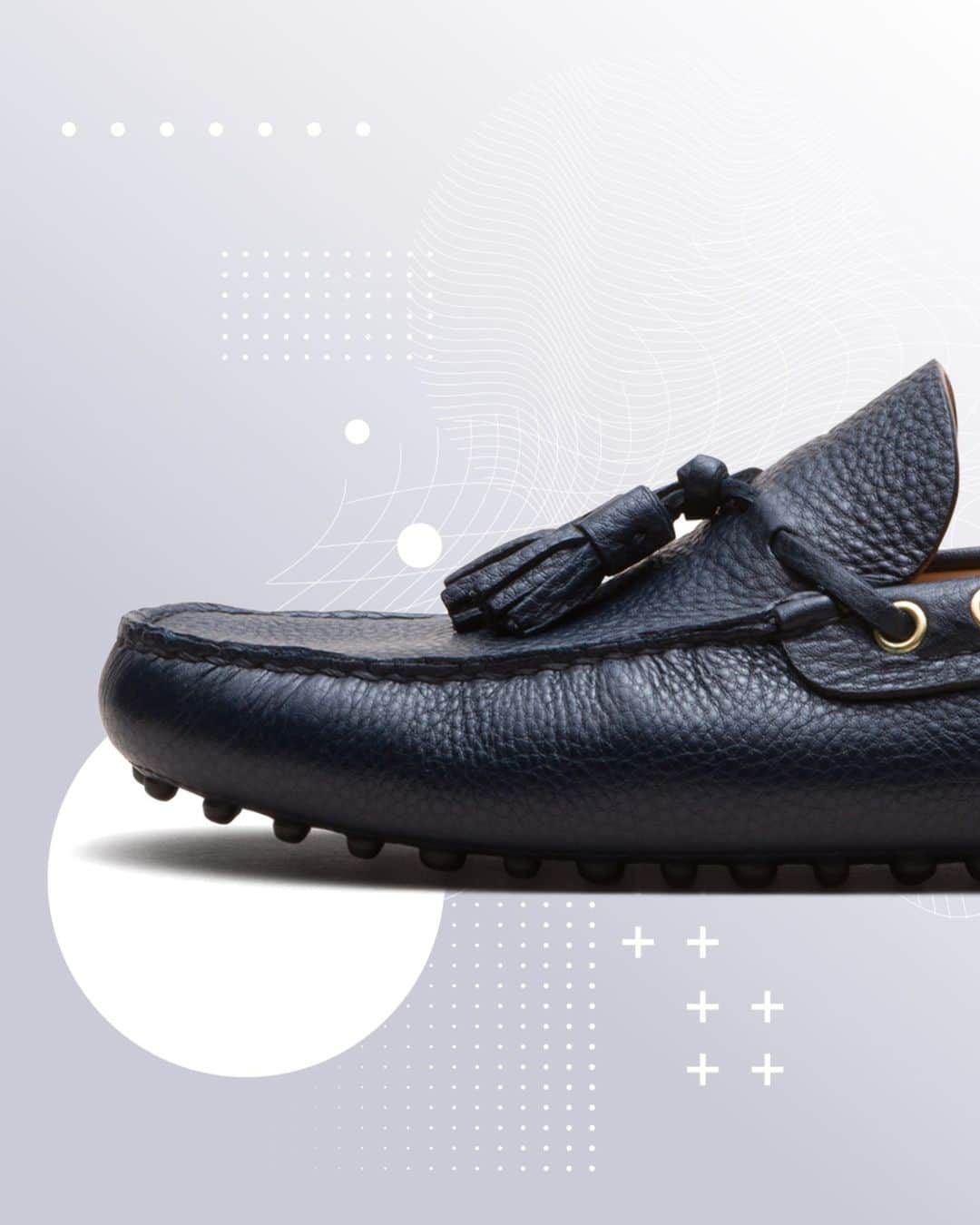 カーシューのインスタグラム：「The accessory for a refined and original look, with an extra touch: elegant tassels in soft grained leather. Wear #DrivingShoes.」