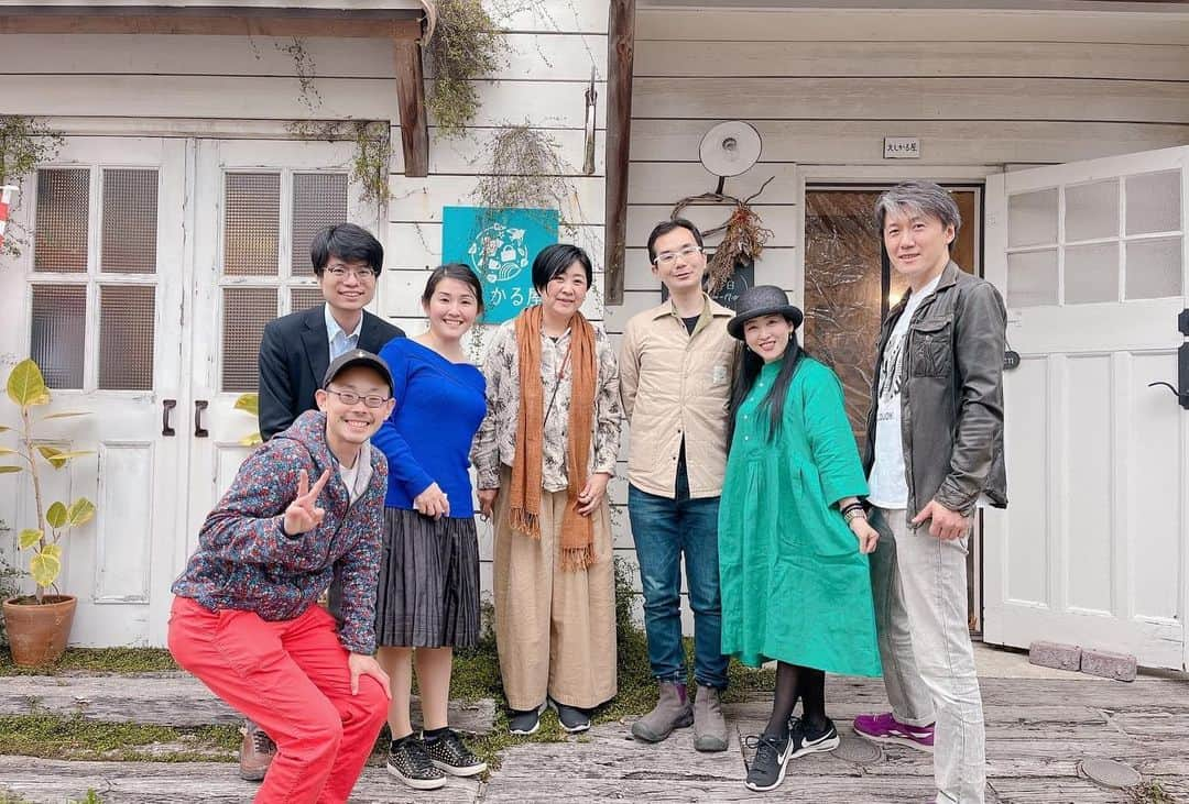 山本ミッシェールのぞみさんのインスタグラム写真 - (山本ミッシェールのぞみInstagram)「鎌倉で4月2日まで開催される「春を彩る #ラオス展 鎌倉」を見に、鎌倉の素敵なショップ「#エシカル屋 」にも行ってきました！！  様々な国々のエシカル製品が並ぶお店は細やかな手仕事や色鮮やかな布地や刺繍などに目が奪われます！  #アトリエふわり さんの鮮やかなグリーンのリネンのワンピースを買って、さっそくその場で着替えてしまいました😆  #えしかる屋  #鎌倉 #鎌倉散歩  #エシカル  #エシカルファッション #sdgs #フェアトレード  #サステナブル #鎌倉雪ノ下  #山本ミッシェール #フリーアナウンサー #バイリンガル司会 #バイリンガルmc #franmuanjapan #supportwomanhappiness #ラオス展  #春を彩るラオス展」4月1日 0時01分 - michelle_yamamoto