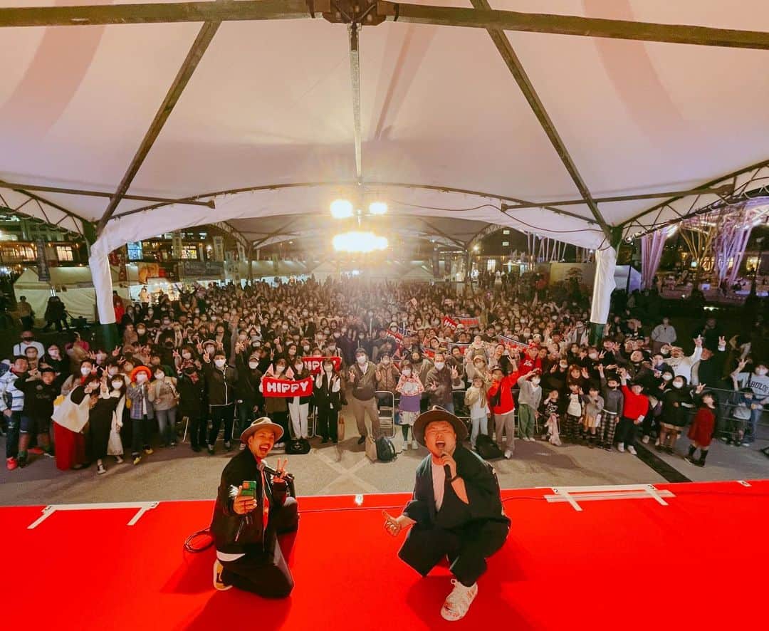 HIPPYのインスタグラム：「広島の新たな歴史 HIROSHIMA GATE PARKが本日OPEN!!!  記念すべき初日 急遽TEEも来ちゃうわ！みんなの大合唱えぐいわ！ 大切な場面で下ネタこぼしちゃうわ！アクシデントも楽しんじゃって 何より！あなたと共に遊ぶことができて超絶最幸！ あなたと共に歴史の１ページを刻めたこと！本当に誇らしい！  広島市民球場だったこの場所でカープのボールボーイだった自分 HIROSHIMA GATE PARKに生まれ変わり歌手として立った自分  夢は形を変えて それでもまだ追い続けて 辿り着く場所  今日もたくさんの出会い再会！本当に嬉しかった！ ストーリーとかタグ付けの告知めっちゃきてる！笑 インスタでもTikTokでもアップしてみんなでバズろうぜぃ！  みんな！ありがとう！ 今日の笑顔をもっと広めよう！ 笑うって楽しい！  僕の住む街！広島！ こんなにも愛してくれてありがとうございます。 広島在住で売れる！これが最大の愛情表現的目標です！  愛してます  明日4/1は関西独立リーグ 『堺シュライクスホーム開幕戦OPENING LIVE』 めちゃんこ楽しみです！」