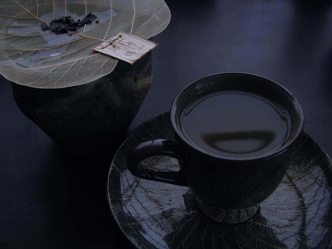IA（アイエー）のインスタグラム：「🫖趣味のお話　#中国茶   お休みの日は朝からお茶を淹れるヨ🍵  なんと先日、 ご縁を頂いて京都で抹茶のお稽古に行かせていただきましたネ。 (ブルブル) まさか、人生初の抹茶のお稽古が そんな具合に開かれるとは思いもせず⛩ ずっと、何年も前から行ってみたかった日本式のお稽古。。 けれど、なかなか敷居の高さを感じていたお稽古。。。  やっと行けて感服です……🏮  抹茶の作法は全くのど素人なのに ひょんな事から突如、連れて行ってくれた 金閣寺の近くのお菓子屋さんに大感謝。🫶🏻  それはそうと 私個人はおおよそ6年ほど中国茶を趣味程度に続けているのです。 仕事でお稽古に顔を出せずじまいだけれどネ🫠  中国茶はさまざまな作用があるので、 東洋では日々の健康管理の一環としても親しまれて居ますネー！  何かお茶について質問があれば是非コメントしてちょ＊  あたいはこれにてお暇🎠🏰」