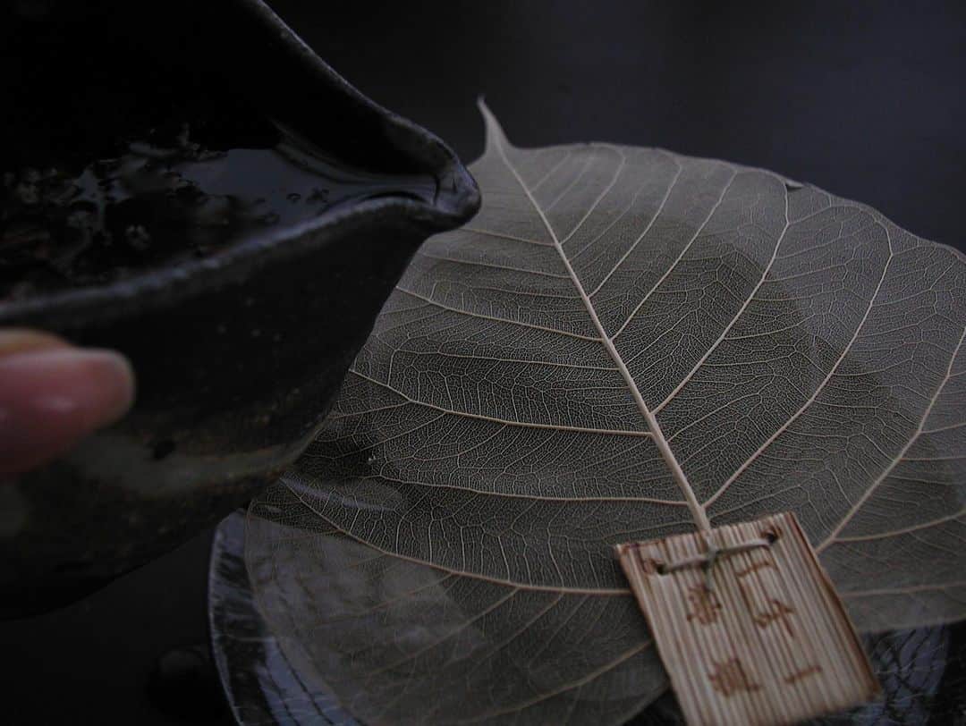 IA（アイエー）さんのインスタグラム写真 - (IA（アイエー）Instagram)「🫖趣味のお話　#中国茶   お休みの日は朝からお茶を淹れるヨ🍵  なんと先日、 ご縁を頂いて京都で抹茶のお稽古に行かせていただきましたネ。 (ブルブル) まさか、人生初の抹茶のお稽古が そんな具合に開かれるとは思いもせず⛩ ずっと、何年も前から行ってみたかった日本式のお稽古。。 けれど、なかなか敷居の高さを感じていたお稽古。。。  やっと行けて感服です……🏮  抹茶の作法は全くのど素人なのに ひょんな事から突如、連れて行ってくれた 金閣寺の近くのお菓子屋さんに大感謝。🫶🏻  それはそうと 私個人はおおよそ6年ほど中国茶を趣味程度に続けているのです。 仕事でお稽古に顔を出せずじまいだけれどネ🫠  中国茶はさまざまな作用があるので、 東洋では日々の健康管理の一環としても親しまれて居ますネー！  何かお茶について質問があれば是非コメントしてちょ＊  あたいはこれにてお暇🎠🏰」4月1日 0時02分 - iaiaiaz5