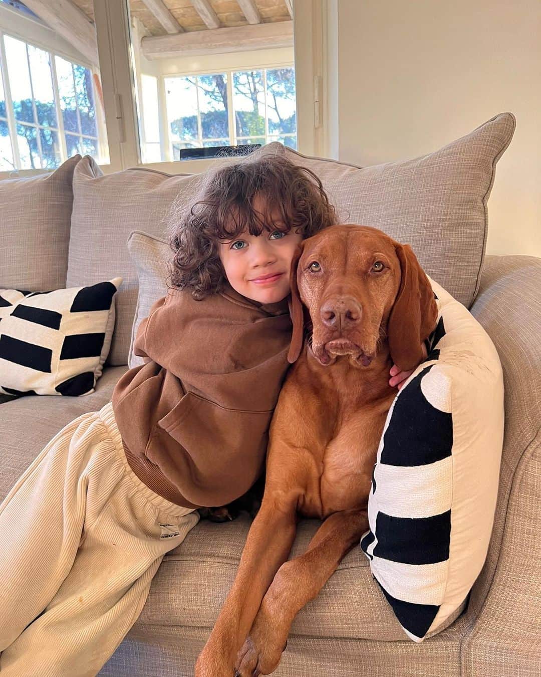 クリス・スモーリングのインスタグラム：「🐶🤗」