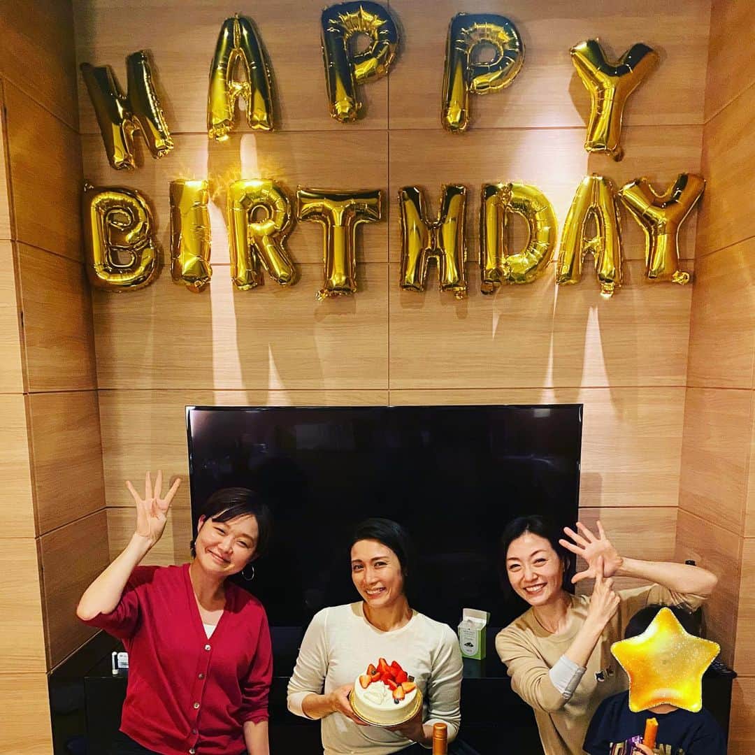 のインスタグラム：「なんと サプライズで お誕生日を お祝いしてもらいました！  お互い子連れ集合したところ お部屋が お誕生日会仕様に🎉  わ、私⁉️  めちゃくちゃ嬉しかった〜！ バースデーソングも歌ってくれて 乾杯して ケーキも食べて  THE誕生日🎂 でした！  @sakiyagi  @maiko_matsumoto817   ありがとう❤️  #お誕生日 #お誕生日会#特に何をするわけでもないと思ってた#2人のゆびで年齢わかるやん#いくつになっても嬉しい誕生日」
