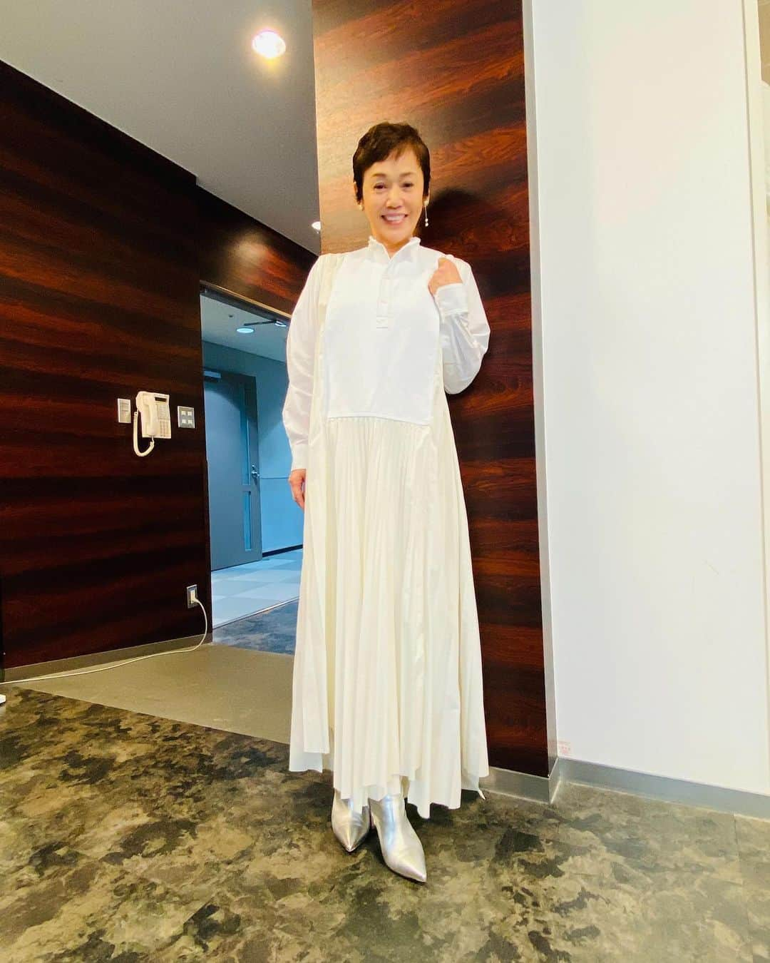 大竹しのぶさんのインスタグラム写真 - (大竹しのぶInstagram)「友達から電話で、A-Studio+観てると言われてテレビをつけたら、この画面でちょっとびっくりしてしまった。 沢山の方に取材に協力していただき、感謝しかありません。 みんな、何ていい人なんだ💓 高校の友人や担任の先生、吉沢亮君、林遣都君、友人のお寿司屋さんご夫婦、そして長男、そして元夫😰 帰って来てみんなにお礼の連絡をしました。 先生とも久しぶりにお話し出来て、嬉しい夜でした。 亮君ともまたカラオケ行きたいしケンティーのお祝いもしたいし、あ〜みんなに会いたいなあ。 でも今はとにかく、ジプシーの初日がちゃんと迎えられる様に日々精進します❣️  #林遣都　さん #吉沢亮　さん #AStudio #笑福亭鶴瓶　さん #藤ヶ谷太輔　さん #感謝です #GYPSY #大竹しのぶ」4月1日 0時11分 - shinobu717_official