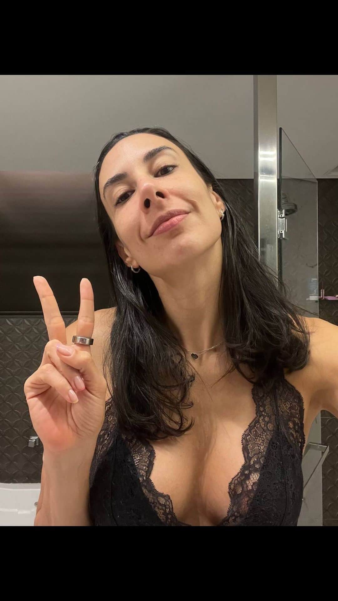 シェイラ・カストロのインスタグラム：「Quem mais ama uma rotina de skincare noturna? 🌚 Eu sou completamente apaixonada pelos meus produtos da @skinceuticalsbrasil (e nem é publi 😅)  Como combinei com vocês, gravei um reels mostrando como é minha rotina noturna com os produtos que utilizo. Espero que tenham gostado de conhecer um pouquinho mais sobre mim e sobre os meus cuidados com a pele.  E vocês, têm uma rotina de skincare que vocês seguem? Contem pra mim nos comentários!  #sheillacastro」