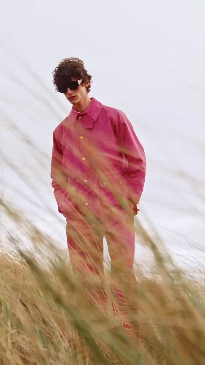 パーム・エンジェルスのインスタグラム：「A British outdoor garment in an incredible edgy pink, which pushes its traditional heritage out of its borders.  @barbour   #PalmAngelsxBarbour」