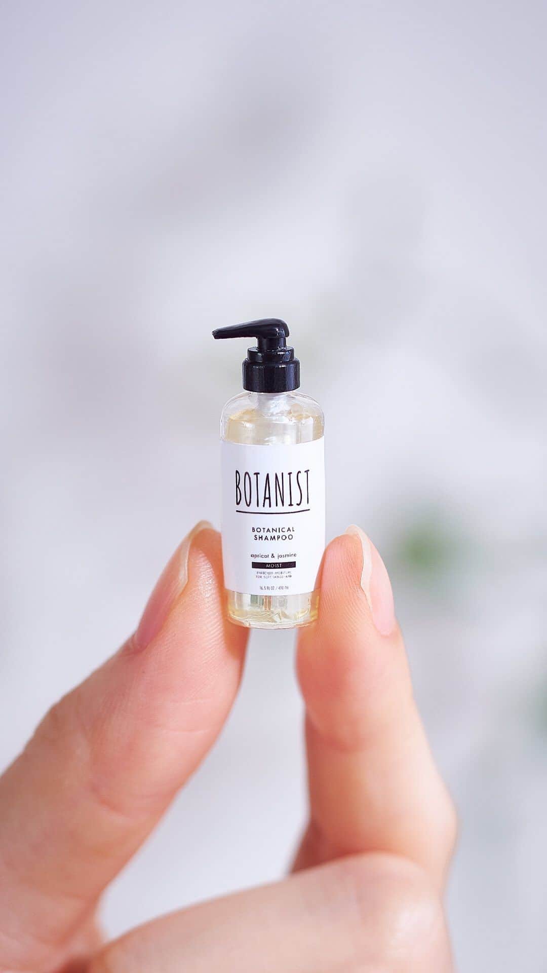 botanist officialのインスタグラム：「【いつもと何か違う…。どこでしょう？】 本日より、ボタニカルシャンプー 〇〇〇〇○タイプ登場🌿  正解は、動画の最後をチェック👀 違いに気づいた方は、コメント欄に絵文字で教えてね♪  👌：気づいた 💦：気づかなかった 🌿：欲しい  #エイプリルフール  #BOTANIST #ボタニスト#botanicalbeauty」