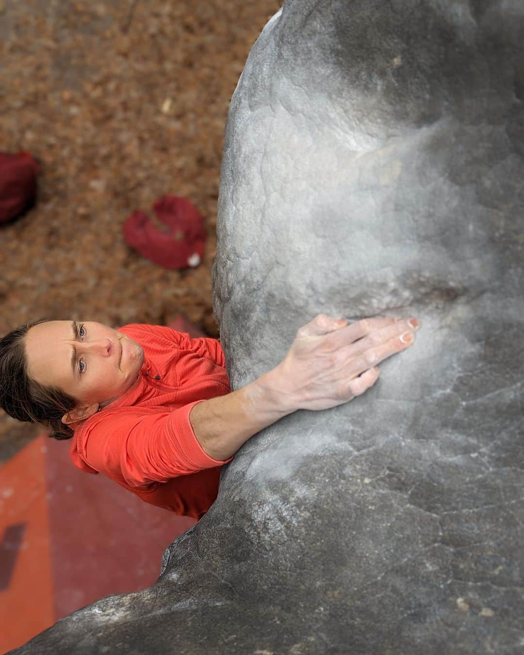 ベス・ロッデンのインスタグラム：「A few France pics and a Beth ramble…  I had my first concussion nearly fifteen years ago and remember feeling completely embarrassed and ashamed because my foot slipped on a 5.9 and I shouldn't be slipping on something that easy. Or if I could slip on a beginner route, then I should be rad enough to at least not get hurt doing it because of course I'd be made fun of.  I fell from a whopping four or five feet this week, pretty violently with my wrist, shoulder and head taking the first impact. I knew it wasn't great when I heard a distinct crack in my body when I landed. And when I couldn't concentrate and everything and everyone seemed so BRIGHT and LOUD I was pretty sure I had another concussion.  I don't know when being ashamed of my continual injuries started to change, but it probably was a gradual shift like I've been having around my changing body, or around the fact that I'm okay admitting I’m scared a lot when I climb or have feelings other than zen and flow and positivity. That perhaps the tired dialogue that used to run through my head of hiding any flaws or vulnerability was the only way to go through life.  I know there will be silver linings this time around as with all injuries, but I’ve also let myself feel sad and angry and wanting to blame something or someone, at the same time as finding joy in my newfound fashion of wearing random pieces of clothing over my eyes because the world is so BRIGHT.  Concussions are such a weird and scary injury, and honestly my brain fog and fatigue feels a lot like the early days of motherhood, which just goes to show you how intense raising another human is. I’m sure there’s an amazing metaphor or tagline in there, but I don’t have the brain power to connect the dots right now. In the meantime, please send all audiobook recommendations my way since I'm supposed to be limiting my screens! // @outdoorresearch @yeti @metoliusclimbing @touchstoneclimbing @goclimbon @ospreypacks @lasportivana @bluewaterropes」