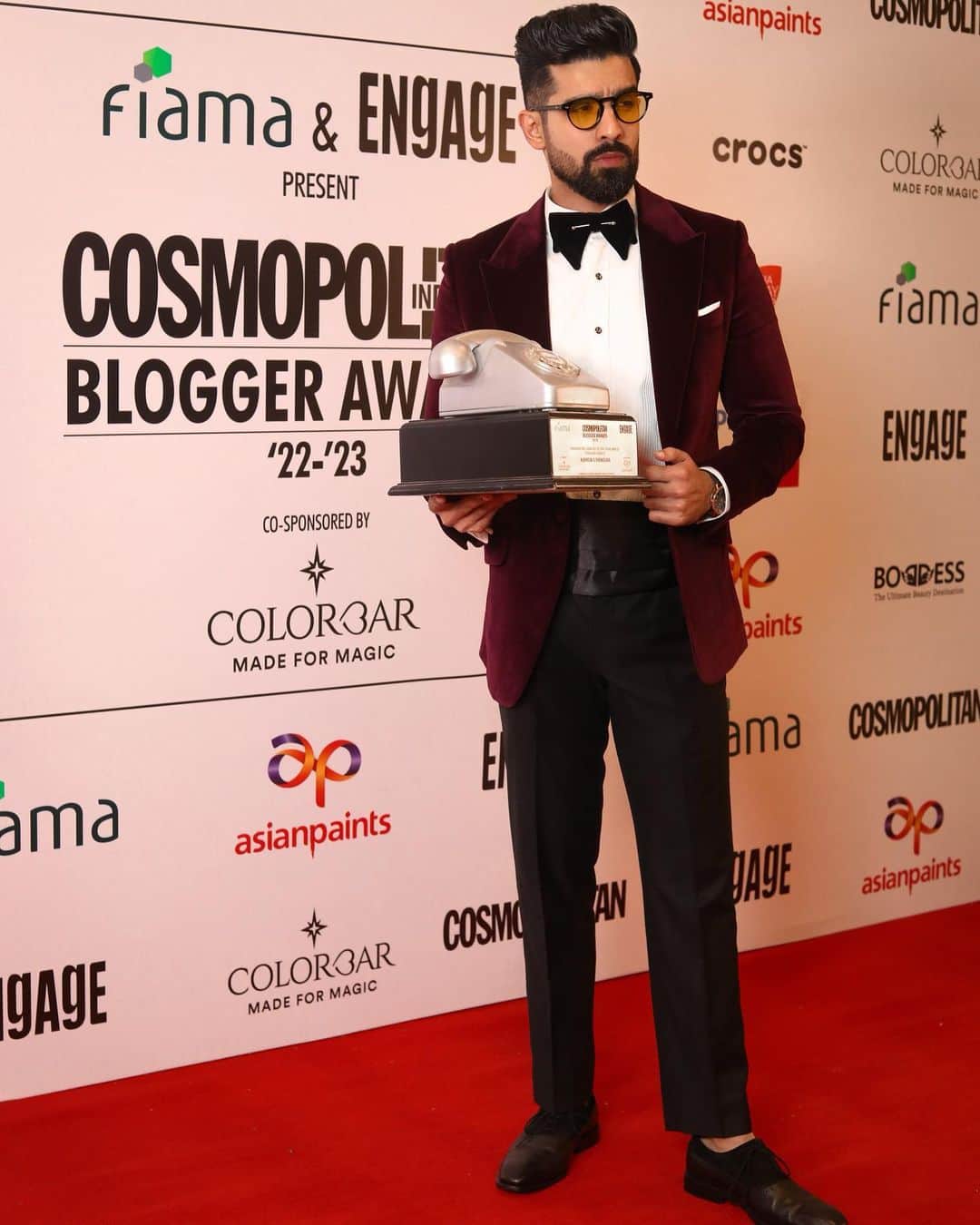 Karron S Dhinggraさんのインスタグラム写真 - (Karron S DhinggraInstagram)「Dreams Come True❕Fashion Influencer Of the Year - Popular Choice @cosmoindia . Papa, this one is for you🤎 You said I will bring this one home, so how could I not put my 100% to what you said?  To be very open, this is a big, big title and I won’t shy from saying that I might not be the best when it comes to everything in fashion. All the people who were nominated along with me do a lot of things which are probably better like luxury, cool edits, and much more.  Since I left my job, I have always associated and dedicated my content for who I am and where I belong to, always close to my roots.  How I can cater to and help middle-class people look stylish and groomed with quirky voiceovers so that you guys enjoy and learn at the same time. I am overwhelmed by the constant love support you guys continue to give me. Thank you @CosmoIndia for the opportunity, and to everyone who took out their time to vote for me,and breaking this stereotype that “Fashion is expensive“. I have always given my best and will do that till my last breath. Thank you🤎🙏🏻 . . Wearing @studio.xo47   #TheFormalEdit」4月1日 0時19分 - theformaledit