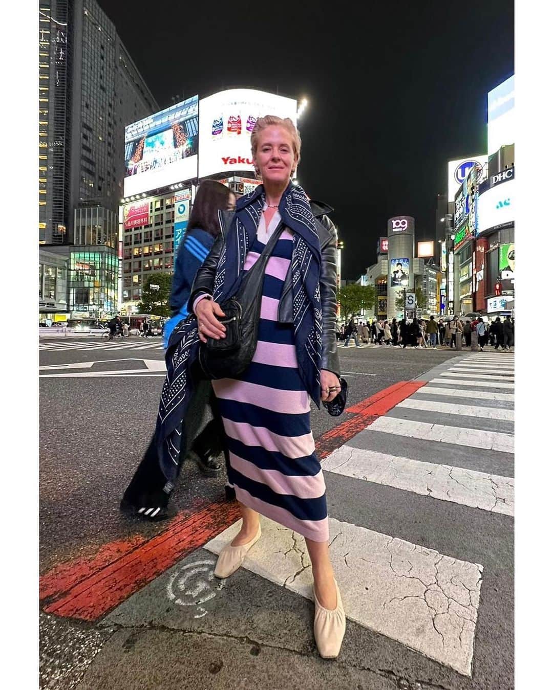 クレメンツリベイロのインスタグラム：「#whenintokyo🇯🇵 @deborahbrett and Rugby dress in the Shibuya crossing 😍 #sochic #soeasy #clementsribeiro #cashmerejoy #madeinscotland」