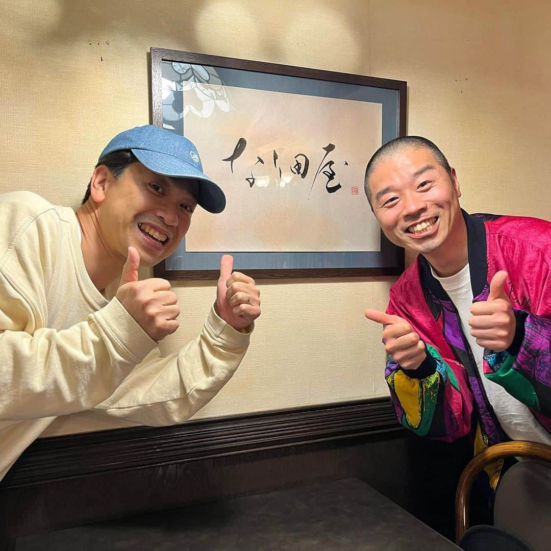 原田良也さんのインスタグラム写真 - (原田良也Instagram)「先日 『なり田屋』に アキナの山名くんが家族で遊びにきてくれました^ ^  山名くんは書道がとても上手で 『なり田屋』の文字を書いてくれているのです^ ^  芸人仲間が遊びにきてくれたのは これが初めて！ （あ、タナからイケダ池田とは客として来たことあります🤭）  山名ありがとう😊  #なり田屋 #京都焼肉 #鴨川 #荒神口 #アキナ #山名 #書道」4月1日 0時33分 - irasshassee