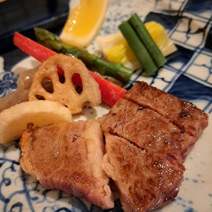 秦まりなさんのインスタグラム写真 - (秦まりなInstagram)「【島根県西部旅行記②】  津和野で泊まったお宿は『ゆとりろ津和野』 @yutorelo_tsuwano   3/24にリニューアルオープンしたばかりで、とってもキレイ！ そして、随所にホスピタリティが感じられる素敵なお宿でした✨  オシャレなロビーではお茶やコーヒー、津和野名物源氏巻のフリーサービスもあり、鯉を眺めながらほっと一息つくことができました。  今回、部屋風呂付きのお部屋に泊まったのですが、これがとってもよかった✨ 子どもがいるとなかなか温泉にも落ち着いて入れないのですが、子どもたちを寝かしつけたあとにゆっくり楽しむことができました！  お料理も美しく繊細で、本当に美味しかった〜🥰 春の食材がふんだんに使われていて、季節を感じることができました。  他にもコマ回しやけん玉、だるま落としなど、昔懐かしい遊びを体験できるお部屋など、子連れに嬉しいサービスもありました！ （郷土の偉人・安野光雅さんの絵本も読めました✨）  子連れでバタバタでしたが、宿のスタッフの方々の配慮や優しさにとっても助けられました。 本当にありがとうございました✨  #ゆとりろ津和野 #島根県 #島根 #津和野町 #津和野 #津和野観光 #島根旅 #温泉 #shimane #tsuwano #trip」4月1日 0時26分 - marina.hata