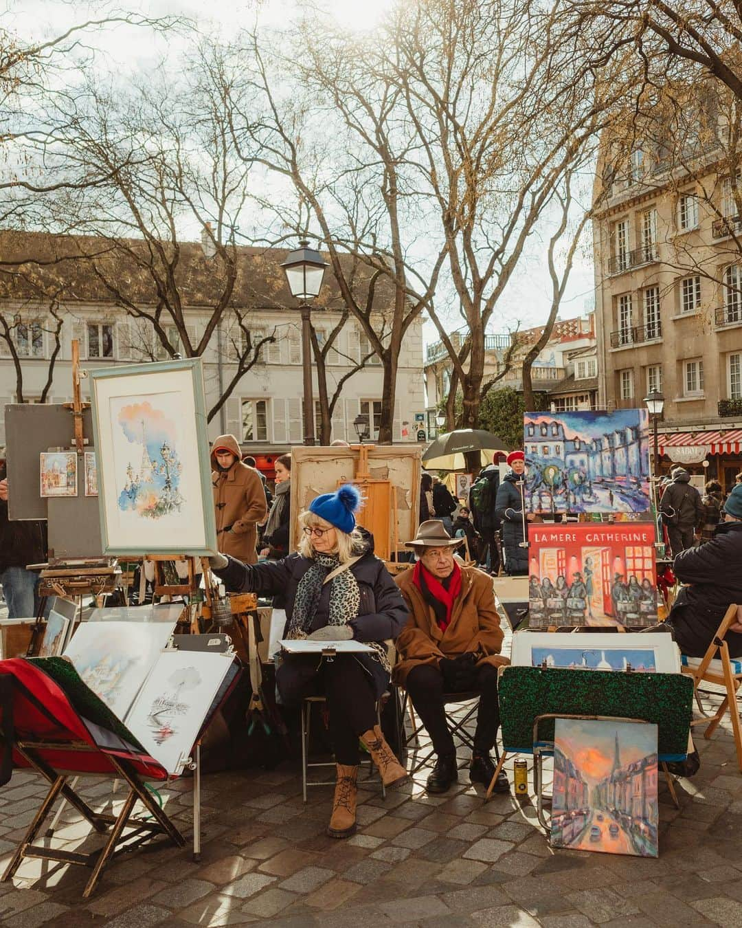 Putri Anindyaさんのインスタグラム写真 - (Putri AnindyaInstagram)「The artists of Place du Tertre //   Another favorite spot of mine in Paris. Thanks to the legendary painting of this place by Renoir, I’ll always think this place as one of the most beautiful plaza that I’ve ever seen.   #paris #ricohgr3 #placedutertre」4月1日 0時27分 - puanindya