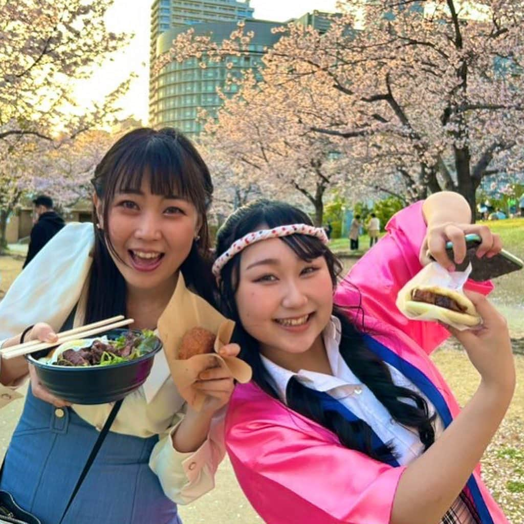 高橋沙織さんのインスタグラム写真 - (高橋沙織Instagram)「はっぴちゃん。と『カンテレ春のグルメ博』へ行ってきました(*´∇｀*)  お肉大集合！！とゆうことで美味しいお肉の屋台がずら〜り！ さおりんはハラミ丼にホルモン焼きにカレーパンにチキンカツ...いっぱい食べちゃった〜\(//∇//)\ どれもめっちゃ美味しかったよ！  第一弾3月31日（金）～4月2日（日） 第二弾4月7日（金）～9日（日） ktv.jp/event/gourmet/  さおりん＆はっぴちゃん。はなんとカンテレ春のグルメ博アンバサダー！！ 食いしん坊で良かった^ ^  扇町公園は今桜満開！！ ロケーションも最高だよ！ みんなもお花見しながら美味しいお肉食べて🌸  #カンテレ春のグルメ博 #アルミカンさおりん #はっぴちゃん。 #カンテレ #扇町スクエア #お肉大集合 #桜 #お花見 #桜満開」4月1日 0時28分 - arumikan_saorin