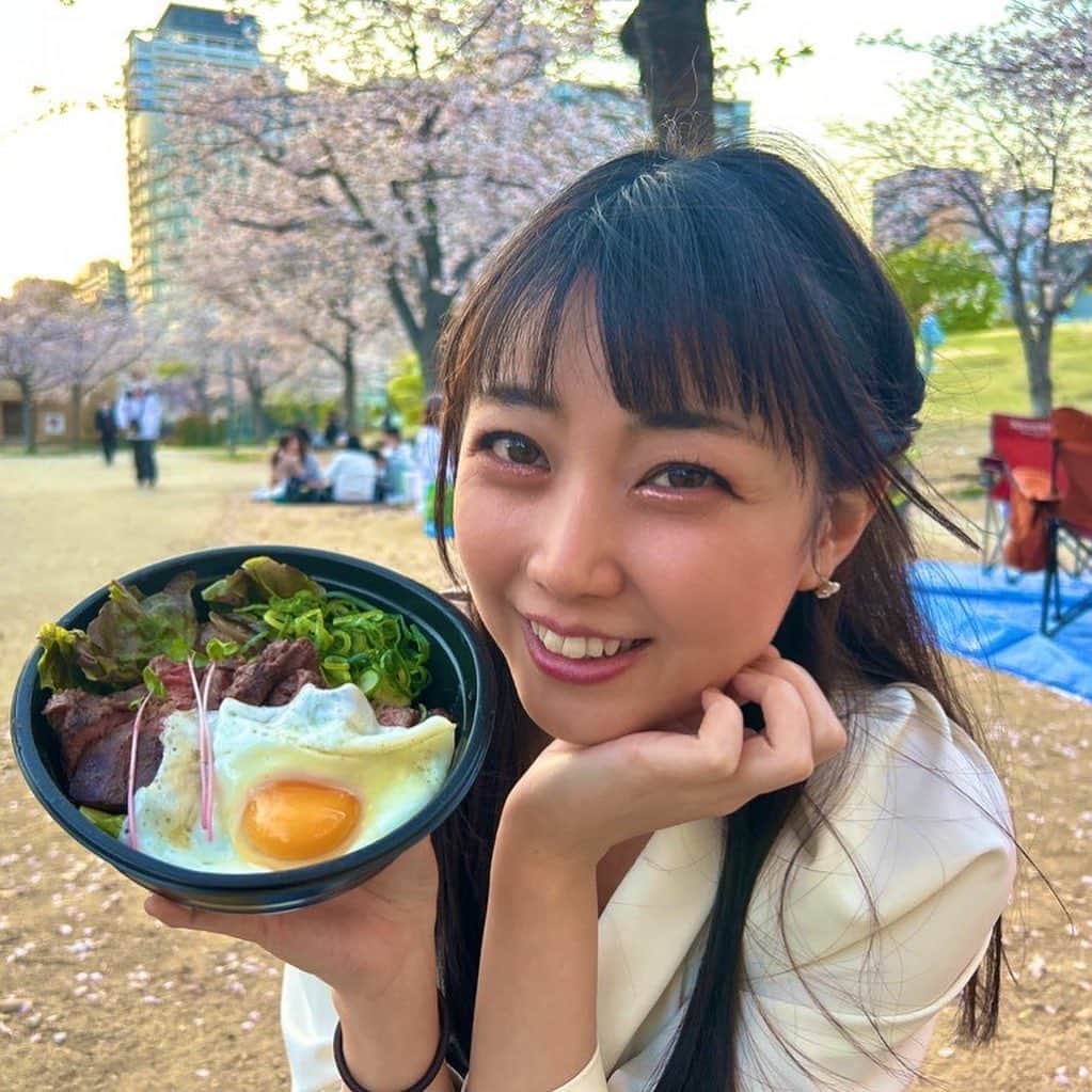 高橋沙織さんのインスタグラム写真 - (高橋沙織Instagram)「はっぴちゃん。と『カンテレ春のグルメ博』へ行ってきました(*´∇｀*)  お肉大集合！！とゆうことで美味しいお肉の屋台がずら〜り！ さおりんはハラミ丼にホルモン焼きにカレーパンにチキンカツ...いっぱい食べちゃった〜\(//∇//)\ どれもめっちゃ美味しかったよ！  第一弾3月31日（金）～4月2日（日） 第二弾4月7日（金）～9日（日） ktv.jp/event/gourmet/  さおりん＆はっぴちゃん。はなんとカンテレ春のグルメ博アンバサダー！！ 食いしん坊で良かった^ ^  扇町公園は今桜満開！！ ロケーションも最高だよ！ みんなもお花見しながら美味しいお肉食べて🌸  #カンテレ春のグルメ博 #アルミカンさおりん #はっぴちゃん。 #カンテレ #扇町スクエア #お肉大集合 #桜 #お花見 #桜満開」4月1日 0時28分 - arumikan_saorin