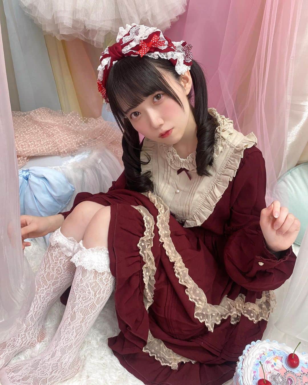 のインスタグラム：「ロリータ嬉しい〜 好きだけど似合わないだろうから別に好きじゃないフリしてた！でも着たら楽しくてめざめそう、、、  頭のリボンめーーっちゃお気に入り！ コロネツインもアキシブの時のハロウィン衣装ぶり？  #赤ロリータ #ロリータ #ロリータファッション #ツインテール #ツインテールアレンジ #コロネツイン」