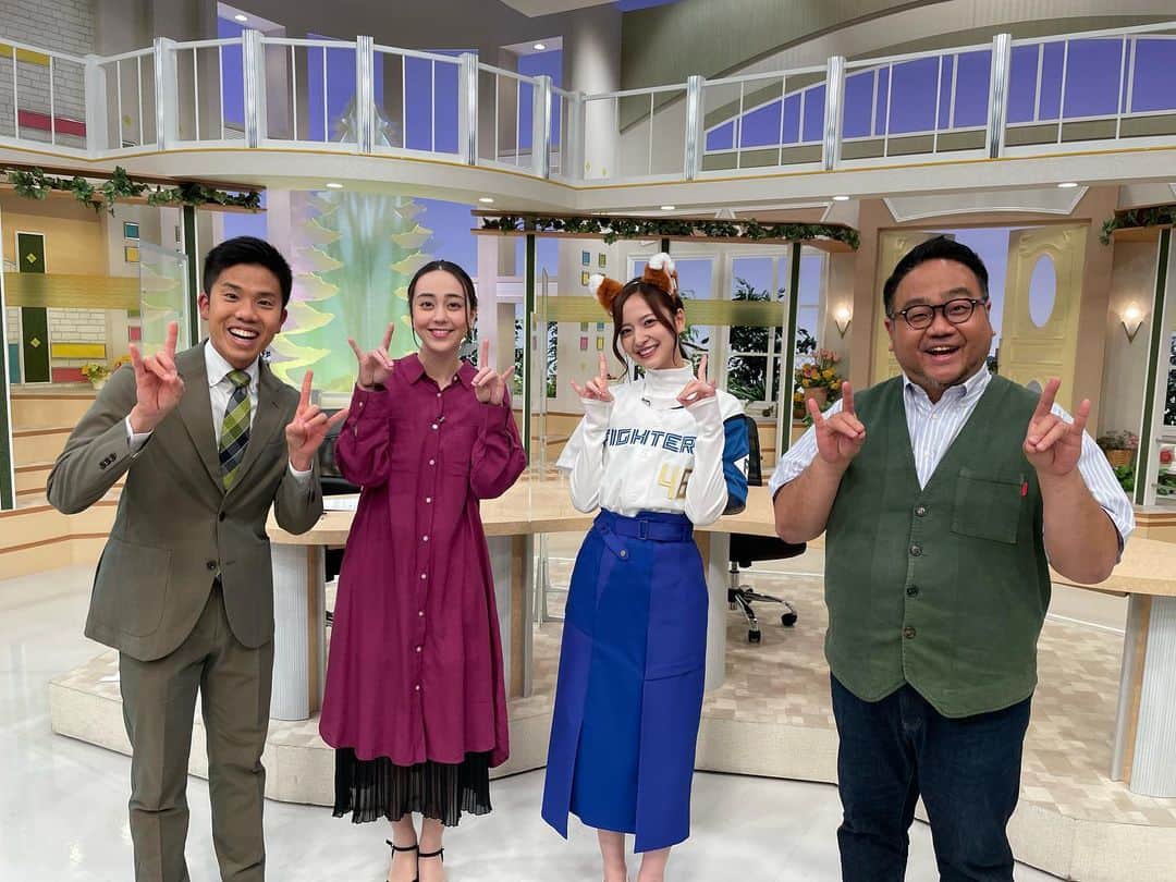 のインスタグラム：「【乃木坂46金川紗耶さんが来てくれました】  きょうのイチオシゲストは札幌出身で乃木坂46の金川紗耶さんでした！ ありがとうございました😊  あす4/1（土）の開幕第2戦のスペシャル番組にも出演してくれます！ 一緒にファイターズを応援しましょう⚾️  きつねダンスにも注目です🦊  #乃木坂46 #金川紗耶 #やんちゃん #イチオシ #HTB #ファイターズ  #きつねダンス」