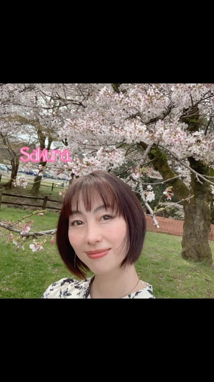 佐藤康恵のインスタグラム：「🌸桜の🌸花びら🌸風に揺れて🌸ヒラヒラ✨ 子どもたちとお花見して、  からの🎵舞台のプチ打ち上げ(^^) @azusa_zusa 渡辺　梓さんの笑顔がとても良きで💖 カメラマン康恵がパシャリ撮影🌟✨  まるで日本じゃない感じな写真になった😍  ナチュラルで笑顔が素敵キュートな梓さん🌼 楽しかったです♪♪♪  たくさん笑って！ 共通の大好き❤「唐揚げ」をパクパク😋  集合写真撮り忘れた😭 次回、必ず❣️  #渡辺梓さん　#佐藤康恵　#女優　#actress #Japanese #笑顔　#唐揚げ　#大好き　#また共演したい」