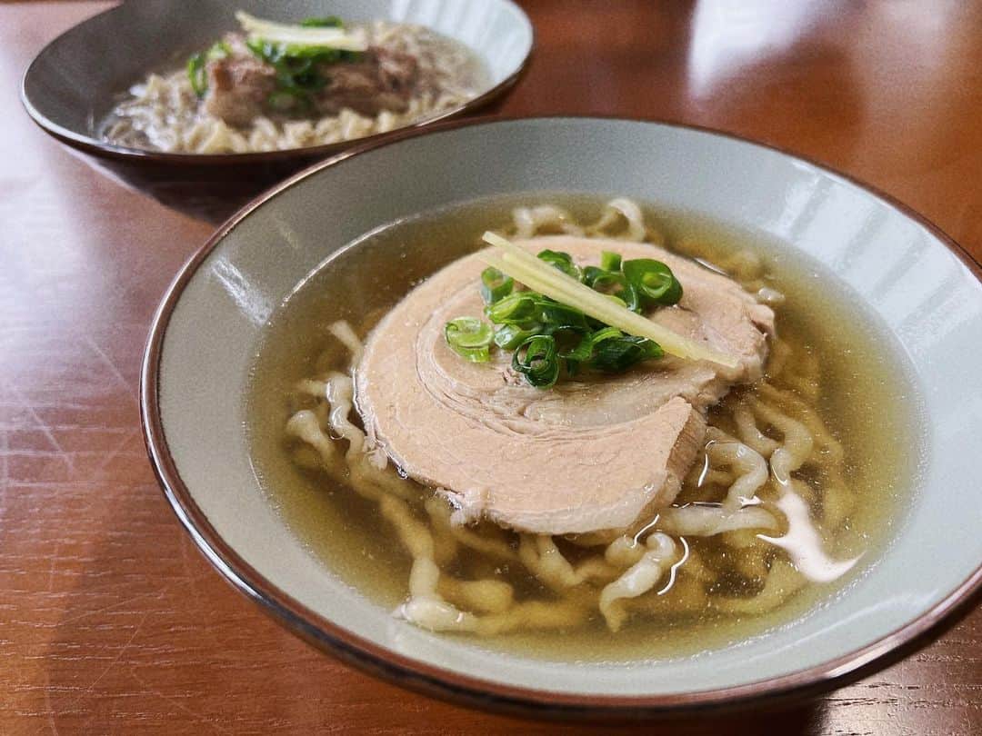 のインスタグラム：「宮古そば🥢  2種類の麺をシェア♡ あっさりしていて美味しかったです♥︎  宮古島tripで食べた麺の中で1番好きだった☺︎  #宮古島 #宮古そば #にいまそば #宮古島グルメ #宮古島ランチ」