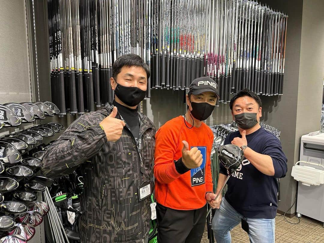 黒田アーサーのインスタグラム：「PINGの本社にあるフィッテングスタジオ武蔵浦和店に行って新しいG430シリーズのドライバーとウッドとUTをフィッテングして頂きました‼️😊👍 担当の和泉さんとフィッテングスペシャリストの深瀬さんに今回もお世話になりました！🙇🙏ありがとうございます‼️出来上がりがめちゃ楽しみです💕😊 #pingフィッテング #pingフィッテングスタジオ #ping武蔵浦和店 #g430シリーズ #g430ドライバー #g430フェアウェイウッド #g430ハイブリッド  #ピンゴルフジャパン  #ピンアパレルジャパン」