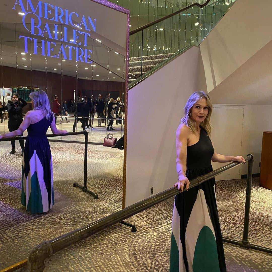 ジェニー・ガースさんのインスタグラム写真 - (ジェニー・ガースInstagram)「Date night alert!👩🏼‍🤝‍👨🏻❤️✨ The hubs took me to see the U.S. premiere of Christopher Wheeldon’s LIKE WATER FOR CHOCOLATE at the @segerstromarts. It was incredible.  Go see it if you have the chance🩰 Everything about it was 🔥. The choreography, the performances, the costumes, the music, the sets. For real a 10!   First pic: That’s us on the red carpet🤩 (He hates red carpets)  Second pic: Me in front of the #americanballettheater sign wishing i could still get my leg up on a dance barre😑 Third pic: Mandatory selfie with his long arm so I can remember we went to said ballet.  Fourth pic: We had second row seats!! Amazing minus the tall people in front of me with  abundant head circumferences🤭  Fifth pic: They have such pretty pink tiles in the bathroom  #americanballettheatre #dance #ballet #art #abt #datenight」4月1日 1時00分 - jenniegarth