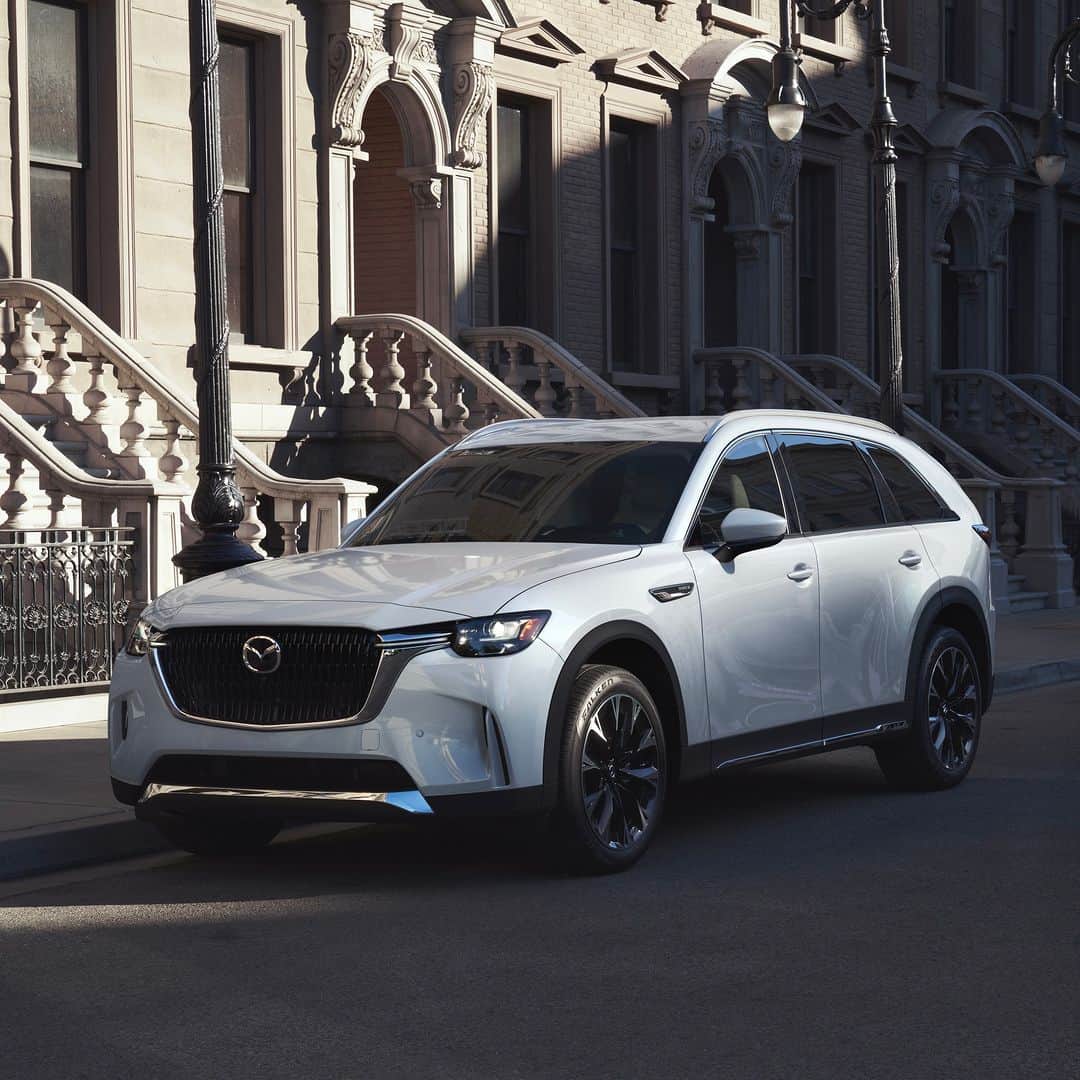 MAZDA Canadaのインスタグラム：「The new 8-speed automatic transmission – unique to the #MazdaCX90 – offers an optimal balance of driving performance and fuel efficiency by providing smooth gear changes and a direct transfer of power. Click the link in bio to learn more. #CX90 #MazdaCanada​ 🔴​ La nouvelle boîte de vitesses automatique à 8 rapports – unique au #MazdaCX90 – offre un équilibre optimal entre les performances de conduite et le rendement énergétique en assurant des changements de vitesse en douceur et un transfert direct de la puissance. Cliquez sur le lien dans la bio pour en savoir plus.」
