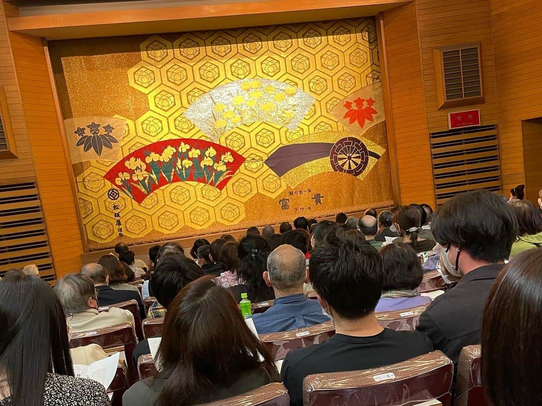 加藤夏希さんのインスタグラム写真 - (加藤夏希Instagram)「#柳家さん喬一門会 #鈴本演芸場 昼の部は椿鬼奴さんとグランジの大さんとお会いできました！ #秋田県人会 メンバーで柳家小平太師匠の応援が出来てすごーく嬉しいです😊✨ 小平太師匠のめちゃめちゃ笑ったなぁ、コロコロ変わる表情もさん喬譲りのチャーミングさがありました😳💕 何より私の大好きな居残り佐平次が聴けたのが嬉しかったー！ 幕末太陽傳がまた観たくなりましたぁー！ #落語」4月1日 0時52分 - natsukikato_official