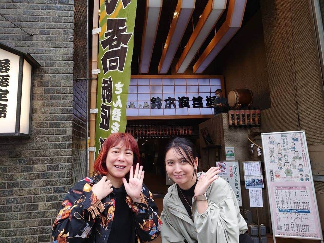 加藤夏希さんのインスタグラム写真 - (加藤夏希Instagram)「#柳家さん喬一門会 #鈴本演芸場 昼の部は椿鬼奴さんとグランジの大さんとお会いできました！ #秋田県人会 メンバーで柳家小平太師匠の応援が出来てすごーく嬉しいです😊✨ 小平太師匠のめちゃめちゃ笑ったなぁ、コロコロ変わる表情もさん喬譲りのチャーミングさがありました😳💕 何より私の大好きな居残り佐平次が聴けたのが嬉しかったー！ 幕末太陽傳がまた観たくなりましたぁー！ #落語」4月1日 0時52分 - natsukikato_official
