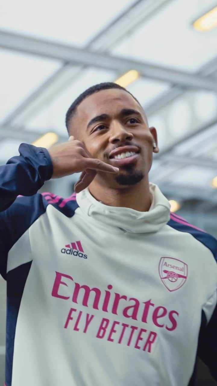 ガブリエル・ジェズスのインスタグラム：「calling all Arsenal fans 📞   back at home and ready to hit the target 🎯   #adidaspredator」