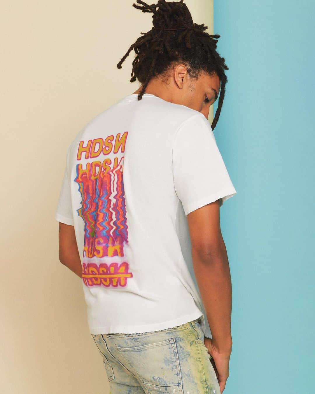 ハドソンのインスタグラム：「Free Thinkers Movement. Designed for all creatives - a nod to street artists in our HDSN Blurred Graphic Tee.」