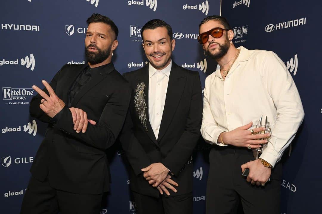 アンソニー・ラモスのインスタグラム：「WHAT A NIGHT 🏳️‍🌈 Bad Bunny, Ricky Martin, Xtina ❤️  #glaadawards  Thank you @mgkstyle for helping me sparkle in @alexandermcqueen 💎」