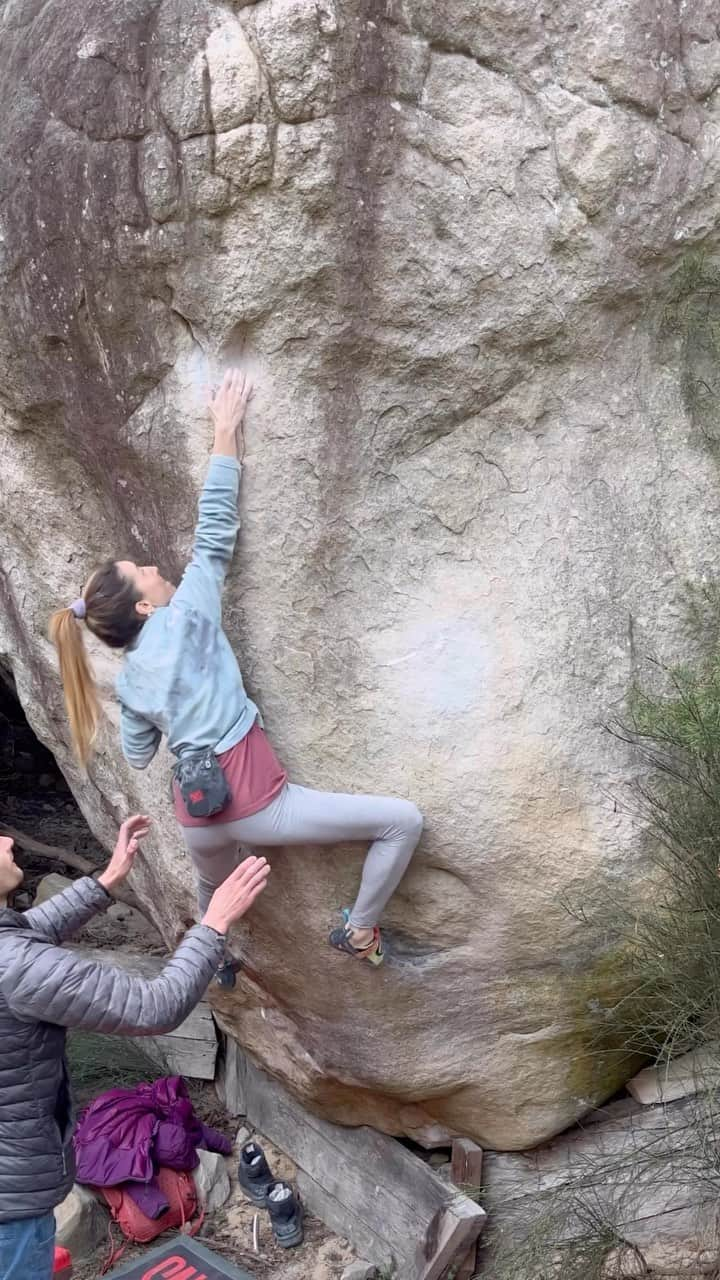 キャロライン・シノのインスタグラム：「Tristesse sit / hard 8A+🦎 Happy to have done the second ascent after @nico_pelorson opened it a few weeks ago. It’s a very hard first move into Tristesse which makes it challenging to climb after. I fell a lot with the right pinch, couldn’t lift my left leg up. It was without my left thumb (sliced a big chunk of skin) that I focused on pushing instead of pulling. Epic mantle too 😆🤕 We filmed a little video with Epic TV with this climb and C’était demain. Stay tuned🫶 ——— Tristesse assis🦎gros 8A+ Je me suis battue pour faire la 1ère répétition de ce départ assis d’un classique ouvert par @nico_pelorson récemment! Le premier mouv est très dur et ça rajoute beaucoup au bloc. Je suis tombée plein de fois avec la pince main droite sans pouvoir monter ma jambe gauche. J’en étais arrivée à un point où je faisais Tristesse à l’échauff mais impossible de passer ce cap du départ assis. Hier sans pouce j’ai poussé au lieu de tirer avec ma main gauche et j’ai enfin montée la patte☺️  Merci à mon chéri pour les encouragements et la parade❤️‍🔥 j’ai eu bien peur là haut avec un pouce en moins… @crimpoilofficial #recoverfaster @girlsinbleau @arkose.climbing #liveelevated @snap.climbing @thenorthfacefr @frictionlabs @scarpaspa」