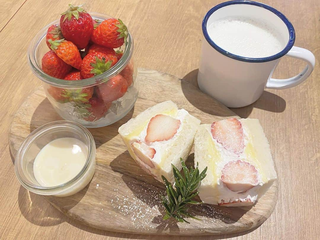 秋波愛のインスタグラム：「✿.*  🍓恵比寿楽園テーブル( @yebis.rakuen.table )🍓  これ、苺といちごサンドと 写真撮り忘れたけどポテトが 30分食べ放題なんだよ😳✨  いちごは甘くて美味しいし いちごサンドはくどくなくて 何個でも食べれちゃう🥺🍓  甘いのたくさん食べてると 塩気が欲しくなるから ポテトも食べ放題とか もう時間いっぱいまで 無限に食べてた😂😂😂笑  しあわせだった〜〜☺️🍓💕  #恵比寿楽園テーブル豊明店  #恵比寿楽園テーブル #いちご  #いちご食べ放題 #苺食べ放題  #いちご狩り #苺狩り #苺 #🍓  #いちごサンド #苺サンド  #フルーツサンド #豊明カフェ  #愛知カフェ #カフェ巡り」