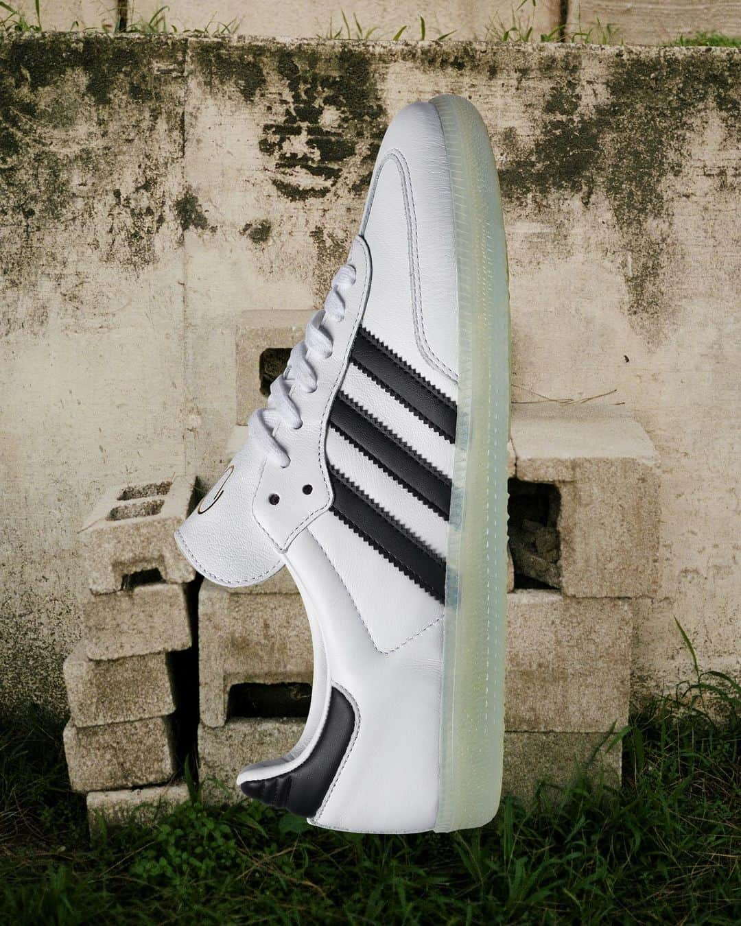 adidas Skateboardingさんのインスタグラム写真 - (adidas SkateboardingInstagram)「The Samba by Jason Dill /// The people have spoken and our most requested restock is back in limited quantities.  The Samba by Dill features a white full-grain leather upper with contrasting black stripes and heel mustache, a semi-translucent outsole, and a deconstructed tongue sporting Dill’s iconic signature emblazoned in adidas’ iconic gold foil. A fresh perspective on a timeless classic.  The Samba by Jason Dill will be available April 1st in select skate shops worldwide and on the adidas CONFIRMED app.  #adidasSkateboarding #Samba #JasonDill」4月1日 1時03分 - adidasskateboarding