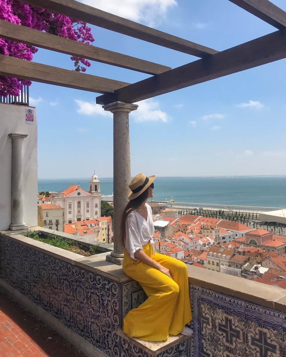 デルタ航空のインスタグラム：「Thanks to @sheisnotlost, we've got one more travel guide to highlight some of the most amazing destinations to learn about women's history around the world.   Lisbon is full of color and culture that wouldn’t be the same without the contributions of women.   Check out our Highlights to see the places in Lisbon where women have made an impact.  Photo: @carinaotero」