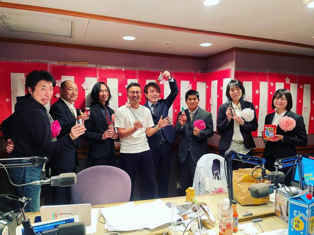 柴田聡さんのインスタグラム写真 - (柴田聡Instagram)「飛び切りワンダフルな  #hit795 チーム！！ 感謝しかありません💦  そして関わって下さった アーティストの皆さん、 リスナーの皆さん  6年半、本当に ありがとうございました！！！  #NACK5」4月1日 6時33分 - satorushiba
